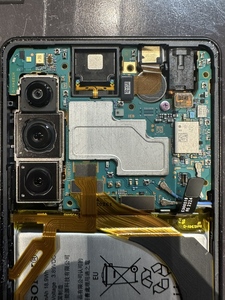 バッテリーのコネクタを先に外す