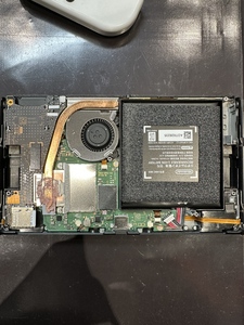 背面パネル+銀色プレート取り外し