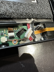 電源のコネクタを取り外す