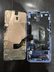 画面側のコネクタを取り外す