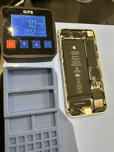 画面分解した後はバッテリーの粘着を弱める為に本体を温めます