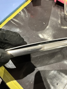 バッテリーが膨張していて背面パネルを押し上げている写真