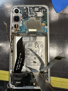 基板に繋がっている配線を全て外してバッテリーを取り外す