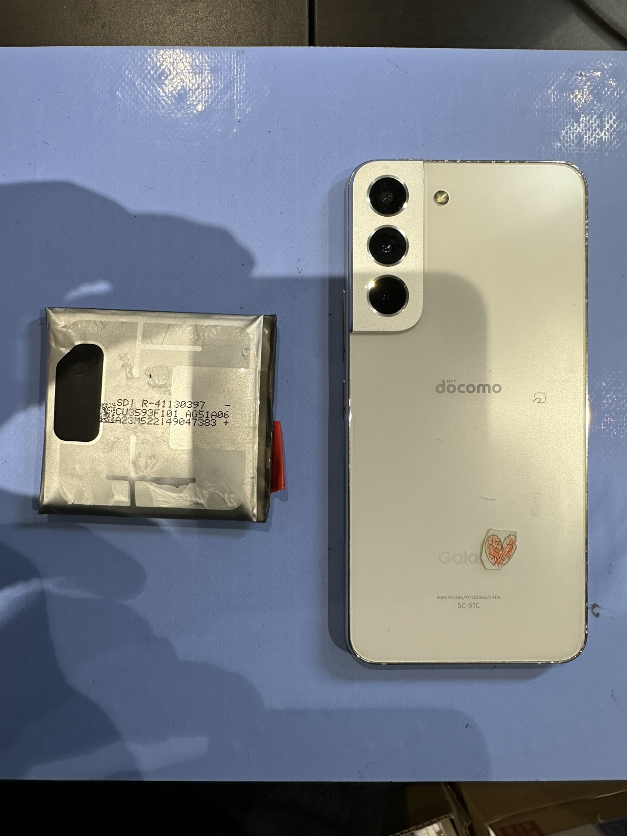 背面が浮くほどのバッテリー膨張！Galaxy S22 バッテリー交換修理事例【能代市からのご来店】