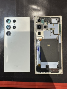 プレート類を取り外してバッテリーを取りやすくする