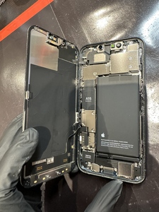 配線に注意を払い画面を取り外す