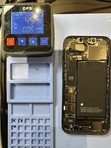 本体を温めてバッテリーの粘着を弱めていく