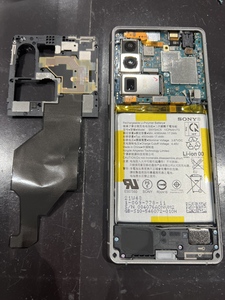 新しいバッテリーに付け替えて修理完了となります。