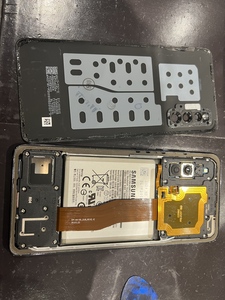 無事背面パネル取り外し完了!