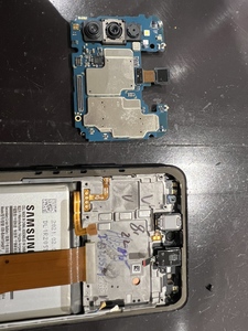 バッテリー安全に外すために基板も外していきます