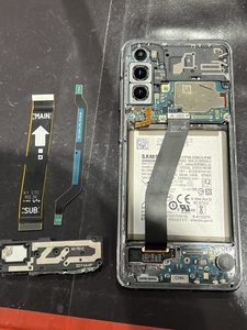 バッテリー上のケーブルを外していきます