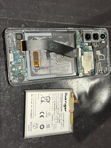 バッテリー取り外し！あとは新しいバッテリーを付けるだけ！