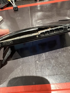 隙間が空いてホコリや異物が入り放題・・・