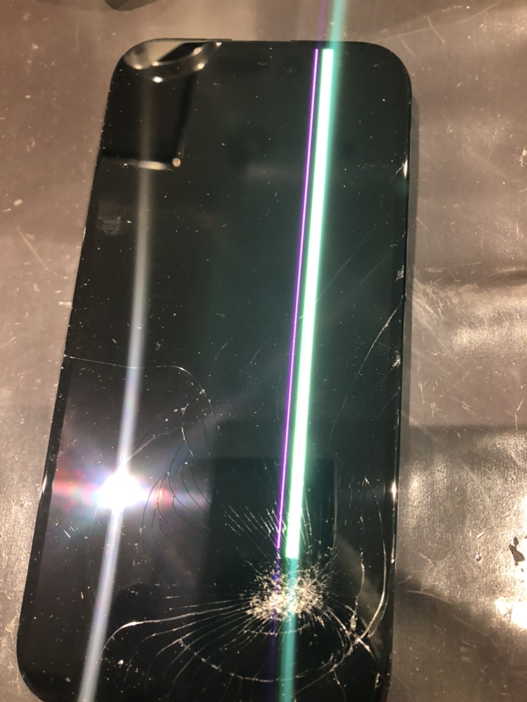iPhone15の液晶異常…画面交換で新品同様に復活！【能代市からのご来店】