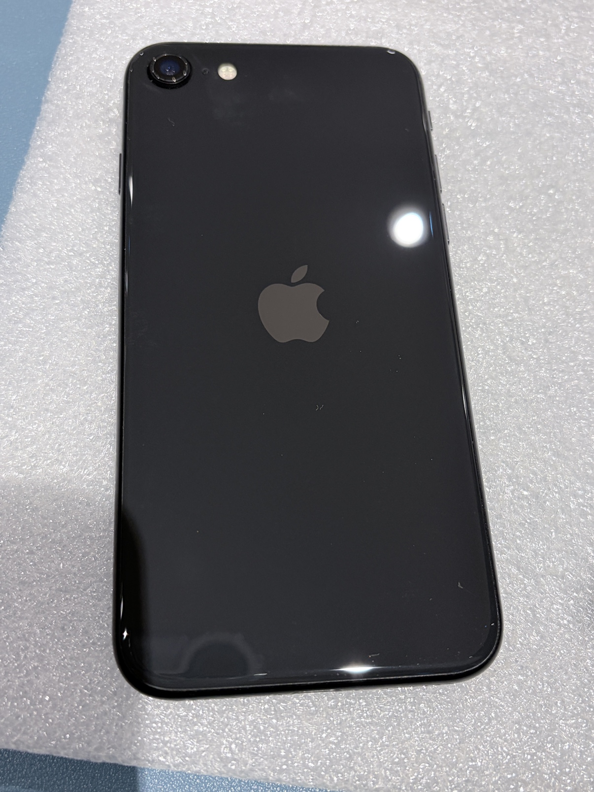 「もうダメかも…」雪に埋もれたiPhone SE（第2世代）水没復旧できました　【秋田市新屋よりご来店】