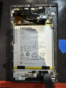 バッテリーを取りやすくするために本体を温めて粘着を弱めます