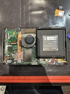 銀色のプレートを取り外す