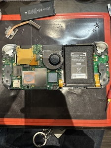 背面パネルと銀色のプレート分解後