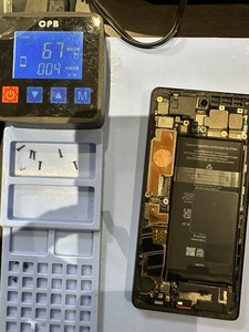 本体側を温めてバッテリーを固定している粘着を弱める