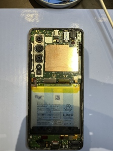 画面側を温めて分解していきます。