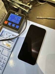 背面側を温めてバッテリーの粘着を弱める