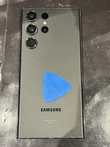 バックパネルから開けていきます