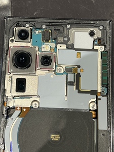 基板(上)のネジを外します