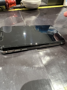バッテリー膨張で画面が開いてきたiPhoneX