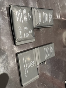 新しいバッテリーと並べると・・・