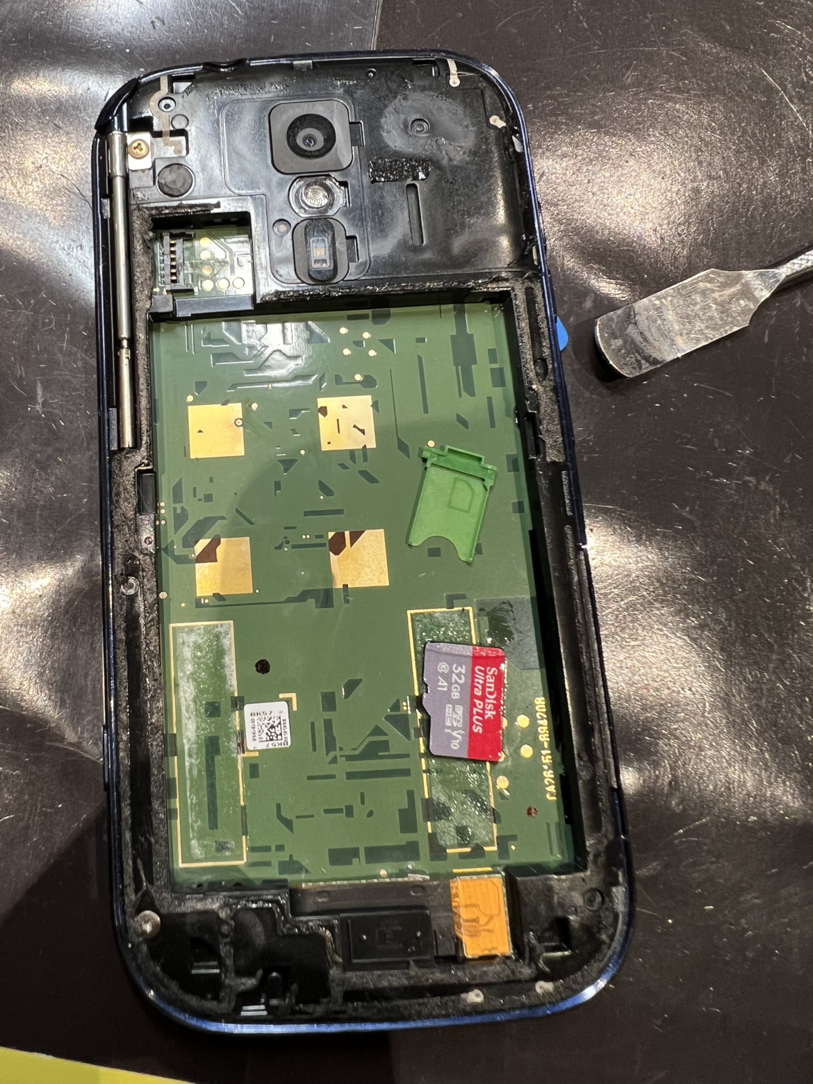 「ここでも無理ですか？😭」──他店で断られた“らくらくスマホ F-42A”バッテリー交換で復活！🔋【秋田県由利本荘市からのご来店】