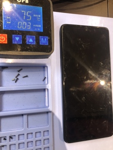 背面パネル側を温めて粘着を弱める