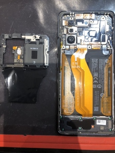 プレートを取り外すとバッテリーコネクタが出てくる