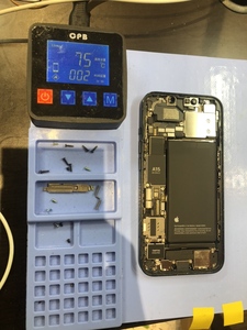 バッテリーを取り外すために本体背面側を温める