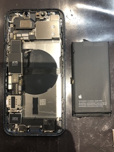 劣化したバッテリーを取り外す