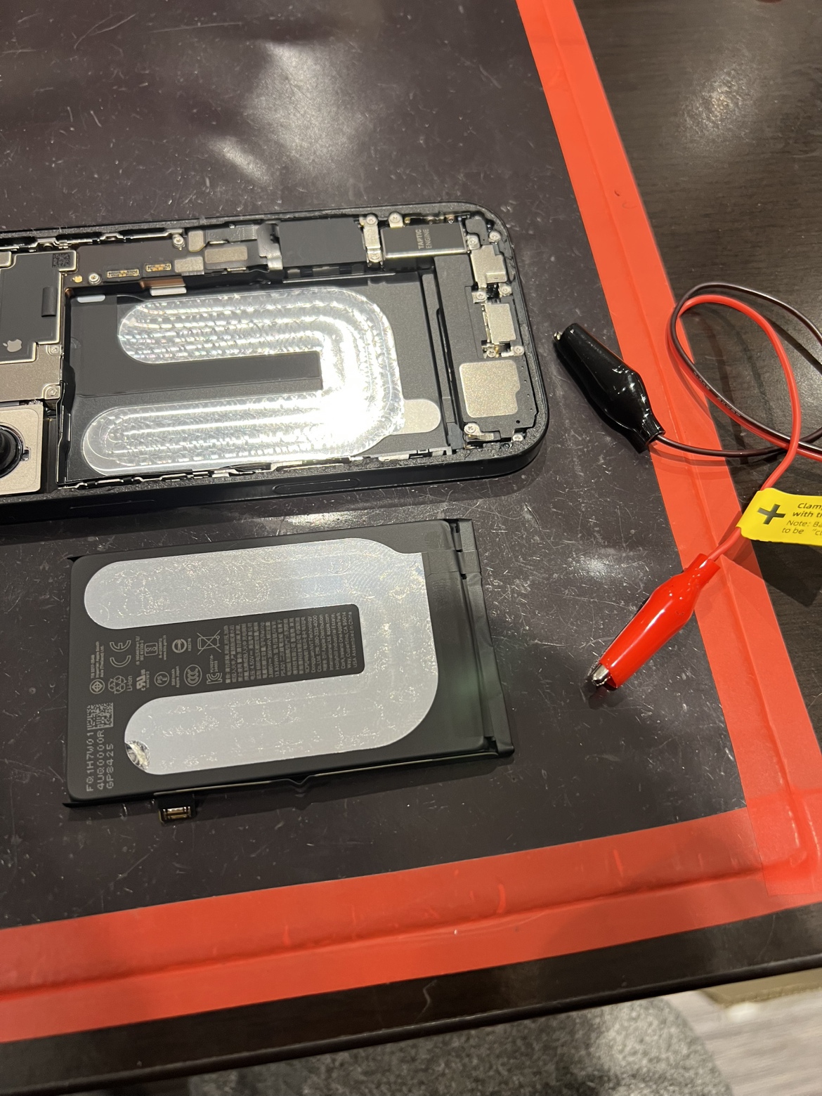 iPhone 16のバッテリー交換は従来と違う？内部構造の変化を解説