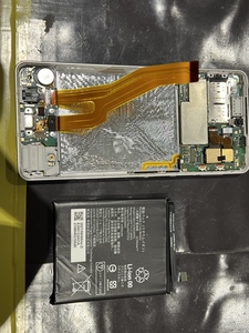 バッテリーを外します