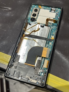 バッテリー上を横断しているケーブルを外していきます