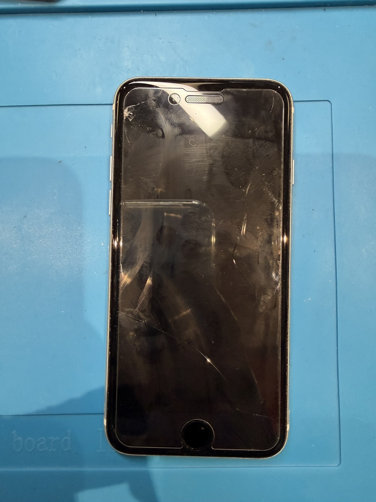 急に操作できない？iPhoneSE2のタッチ不良を画面交換で修理【男鹿市からのご来店】