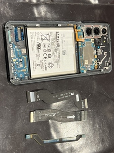 バッテリー上を横断している配線が取れます!