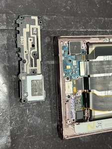 4.スピーカーを外します