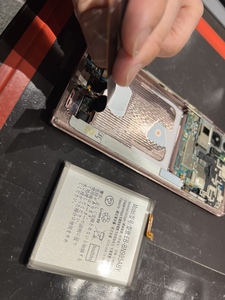 5.ケーブルを除けてバッテリーを外します