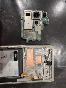 マザーボード（基板）を外します