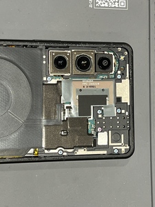 2-1.マザーボードブランケットのネジを外します。