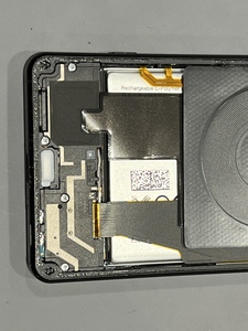 2-2.下部スピーカーのネジを外していきます。