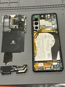 3.マザーボードブランケットとスピーカーを外します。